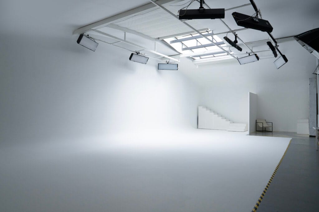 Ankara Balgat'ta gün ışıklı White Box fotoğraf stüdyosu – Plush Medya stüdyo kiralama